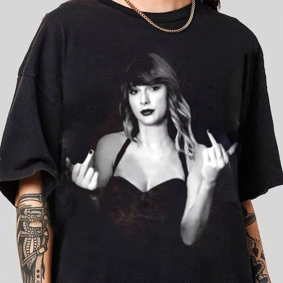 ShelbyLulla Tops - Retro Taylor Sweet Shirt